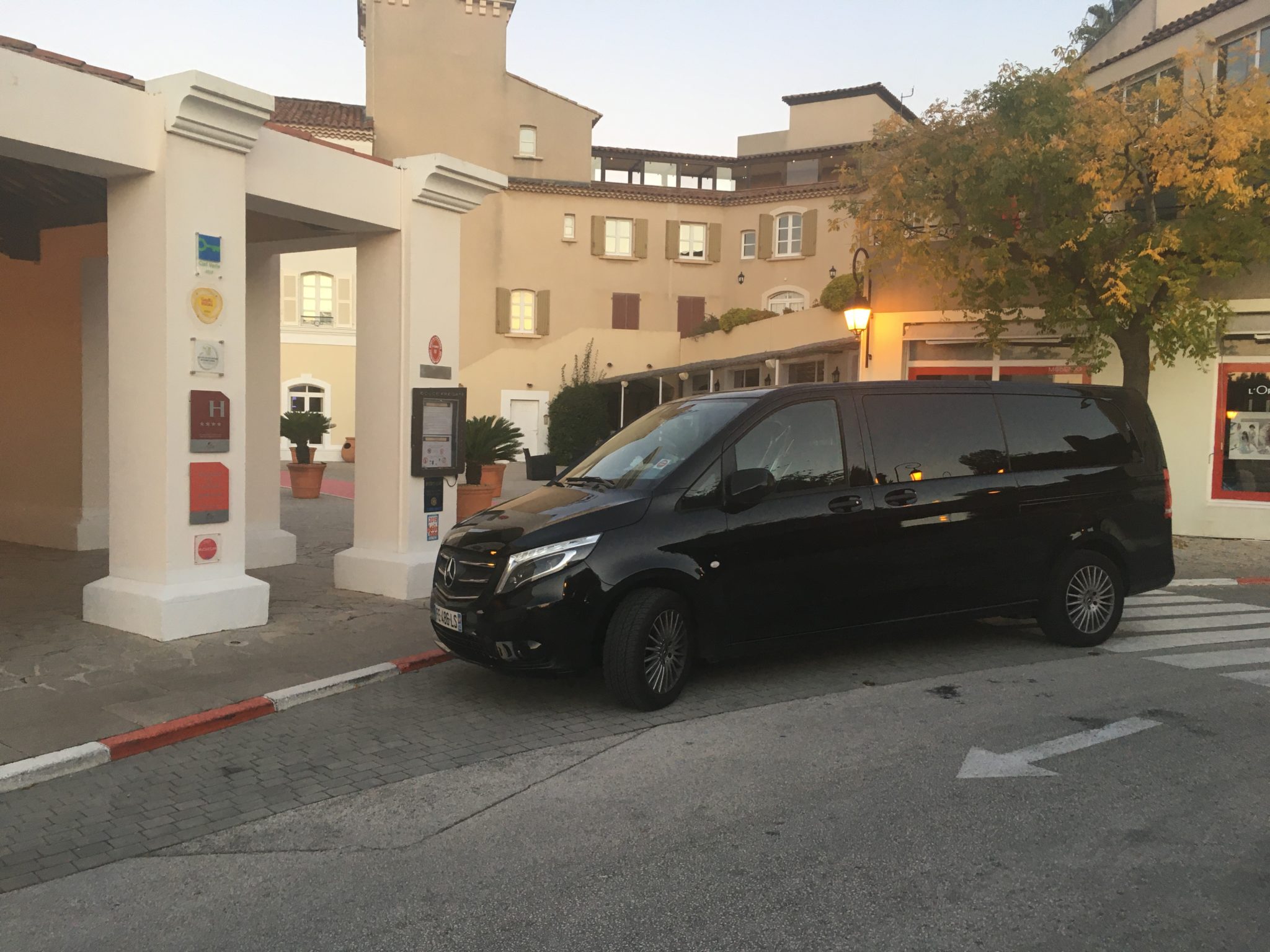 Mini van avec chauffeur, voiture avec chauffeur privé pour un séminaire à Bandol à l'hôtel DOLCE FREGATE