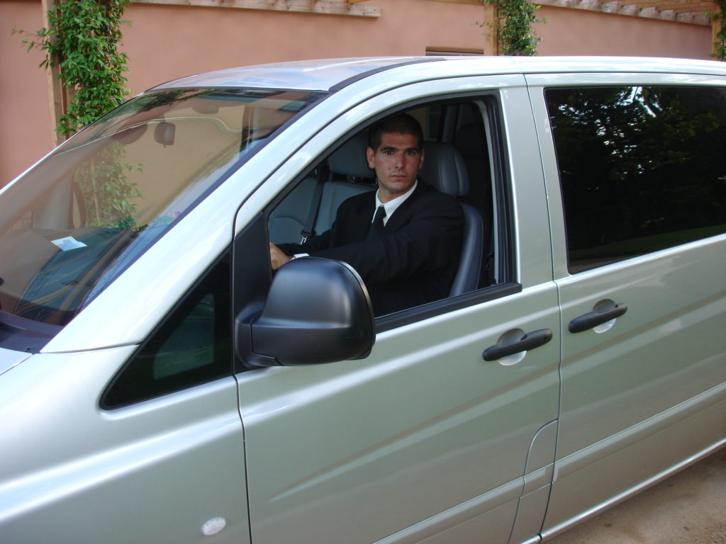 chauffeur privé au volant d'une van de BELLE PROVENCE MINIBUS DELUXE A LALONDE LES MAURES