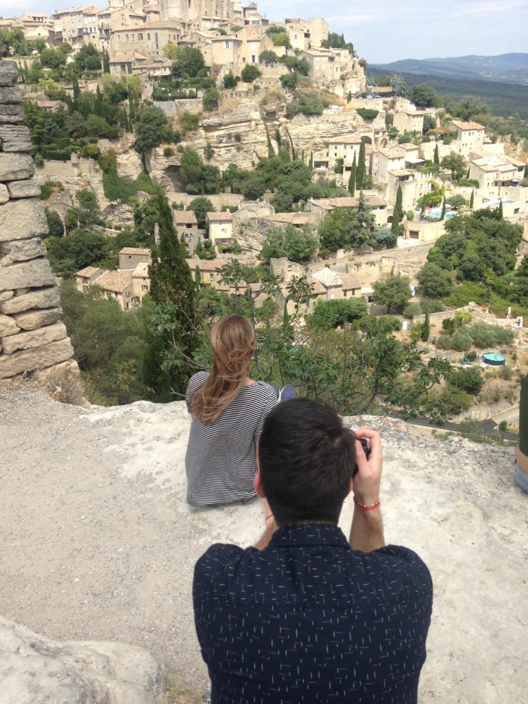Gordes. Un couple de touristes américains  qui a même adoré les ronds Point de Provence