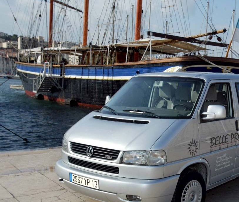 1ère caravelle de Belle Provence Minibus Deluxe en 2002, en photo sur le vieux Port, avec un marquage