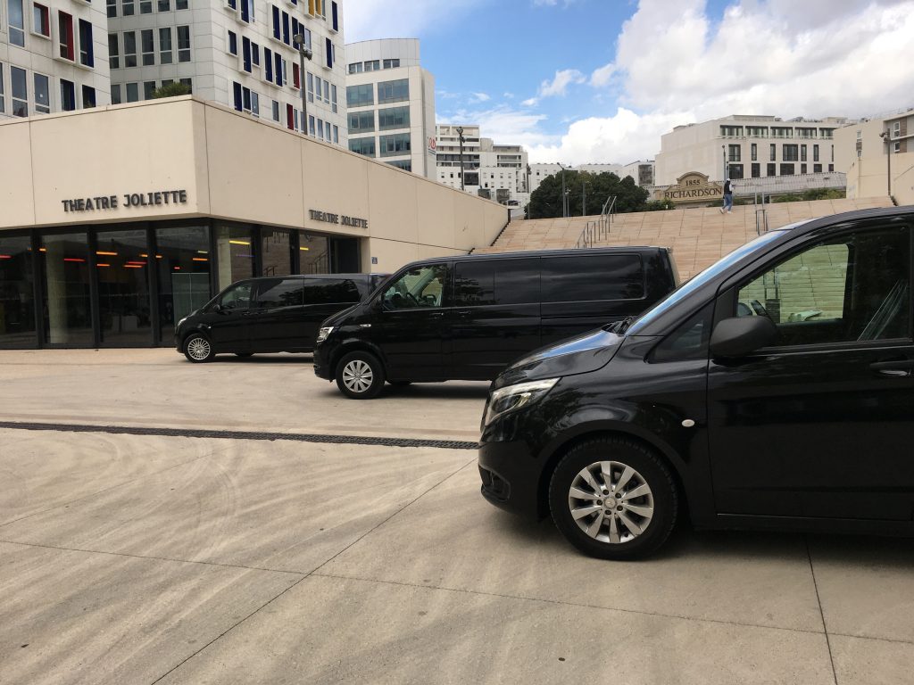 Vans MERCEDES devant le théâtre de la JOLIETTE