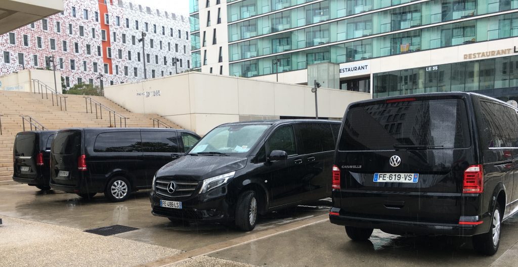 Flotte de Vans MERCEDES devant le théâtre de la JOLIETTE