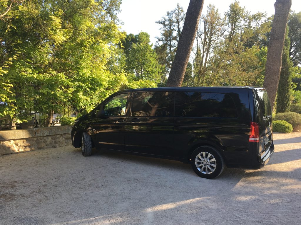 Château la TOUR VAUCROS dans le LUBERON pour un wine tasting dans lez meilleurs vignobles de Châteauneuf du Pape offert aux invités du mariage