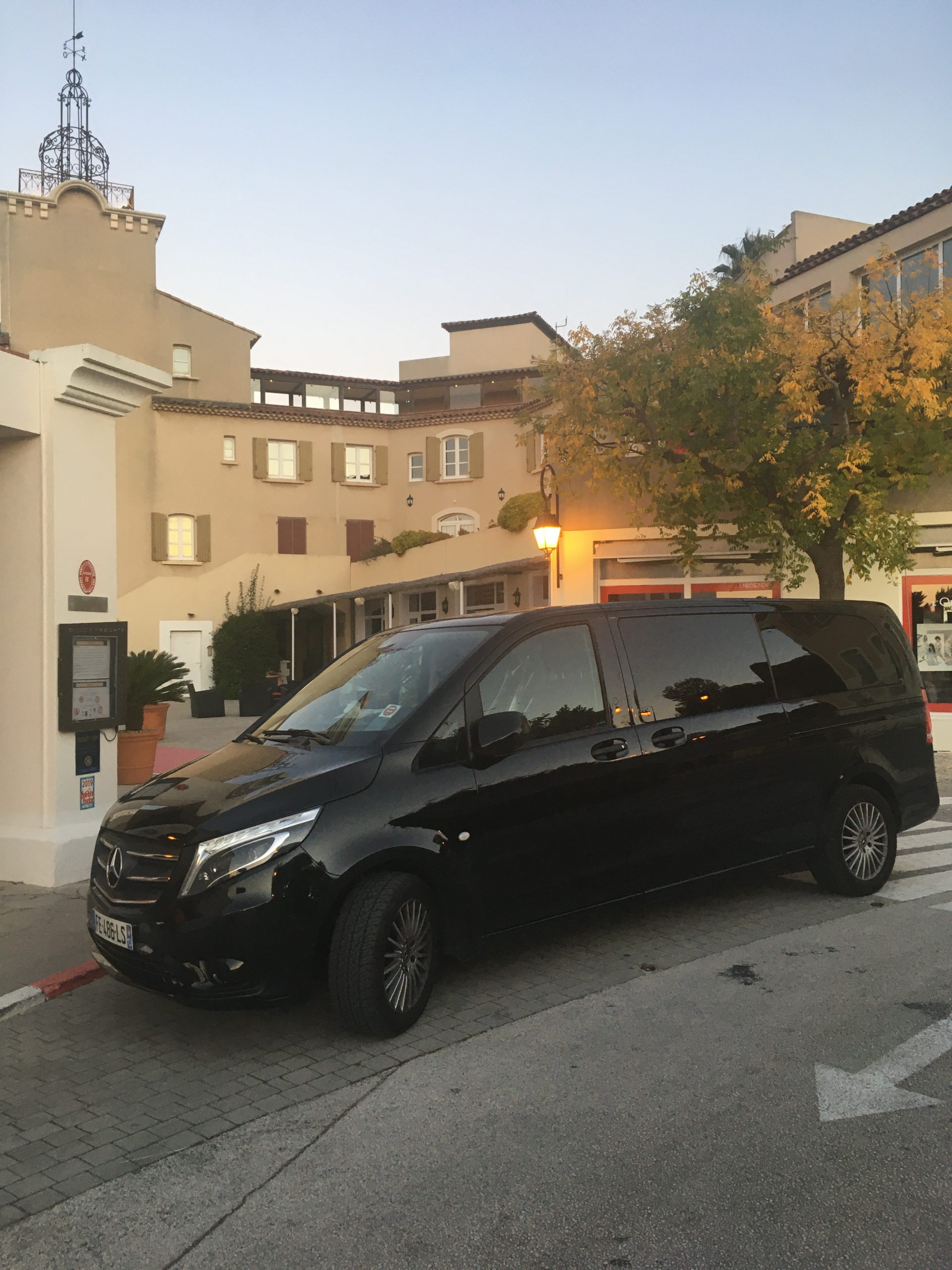 Devant l'hotel Dolce Fregate Chauffeur Privé et mini van de luxe en Provence pour déplacement d''Affaires