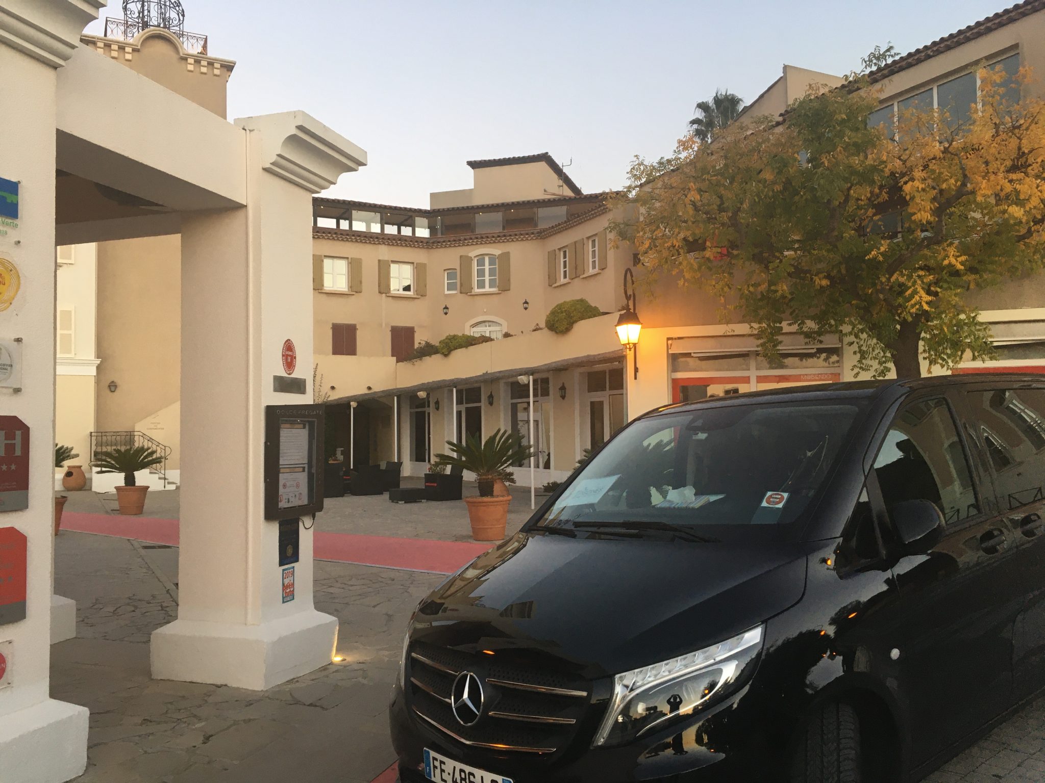 Devant l'hotel Dolce Fregate Chauffeur Privé et mini van de luxe en Provence pour déplacement d''Affaires