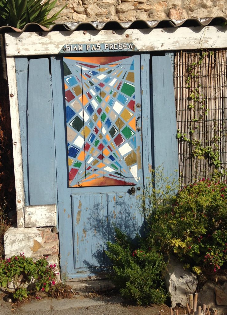 porte d'entrée et mosaîques à Callongue au cours d'un excursion à CALLELONGUE