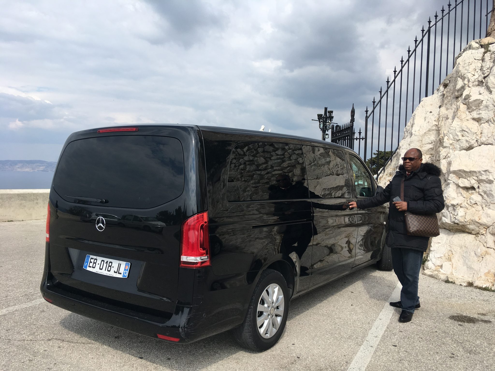 Excursion à Marseille van 9 places MERCEDES avec chauffeur Privé à NOTRE DAME DE LA GARDE